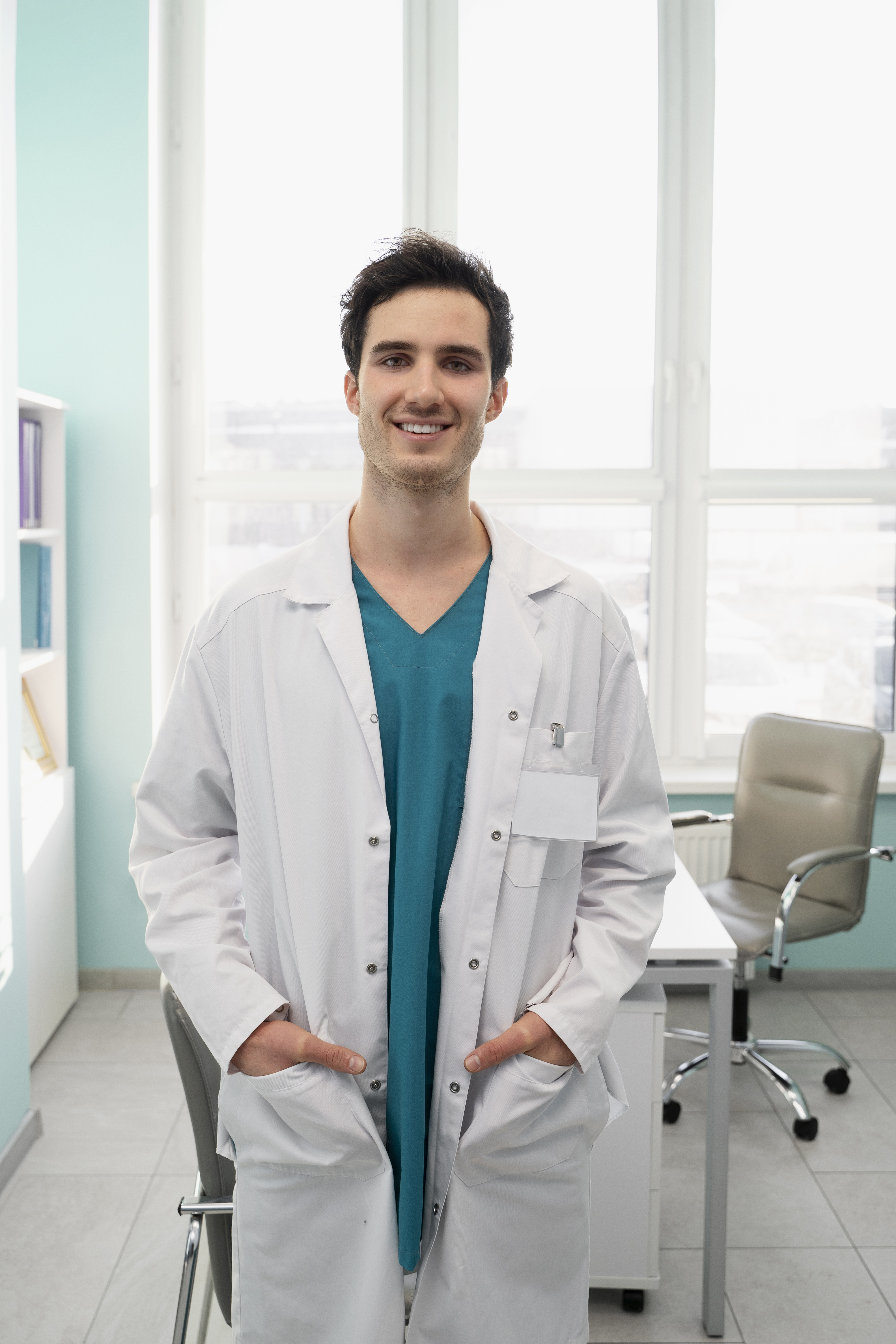 Médico profissional sorrindo